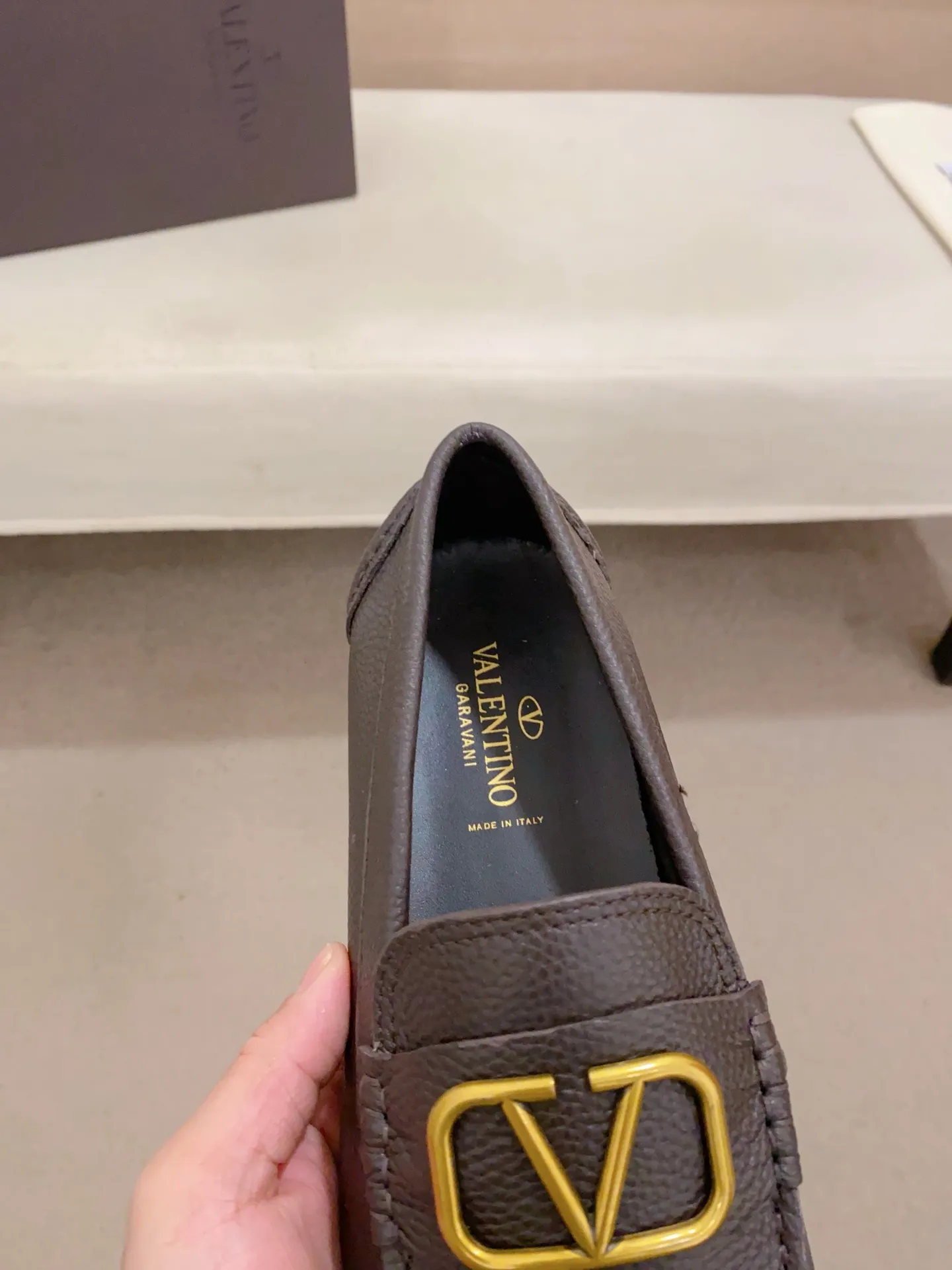 Men's shoes💰: 680💰VALENTINO, made of imported cowhide with imported water-dyed cowhide lining, iconic hardware and iconic wear-resistant outsole. 38-44. 45 VALENTINO packaging can be customized to enjoy the brand’s iconic product packaging